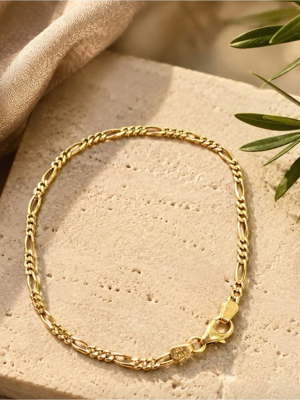 14k ITALIAN GOLD FIGARO CHAIN LINK BRACELET 7”  Dainty Minimalist Classic Chic